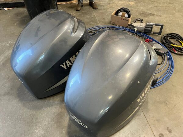 2016 Twin Yamaha 250hp 4-Stroke Outboard engine