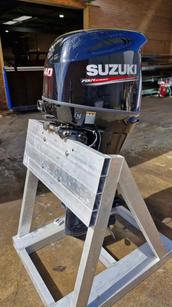 Fairly used Suzuki 140HP 4-Stroke Outboard engine - Image 3