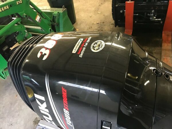Fairly used Suzuki 300HP 4-Stroke Outboard engine - Image 3