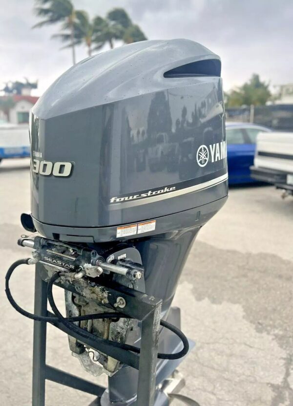 Fairly used Yamaha 300hp 4-Stroke Outboard engine - Image 2